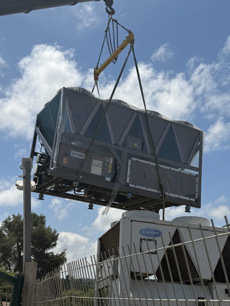 הרמת צ'ילר YORK חדש למקומו במנוף